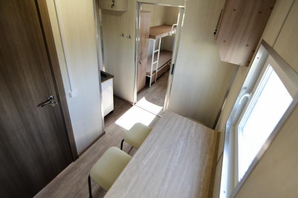 Вагон-дом бытовка жилая для проживания восьми человек на шасси тракторного прицепа передвижная — фото 2